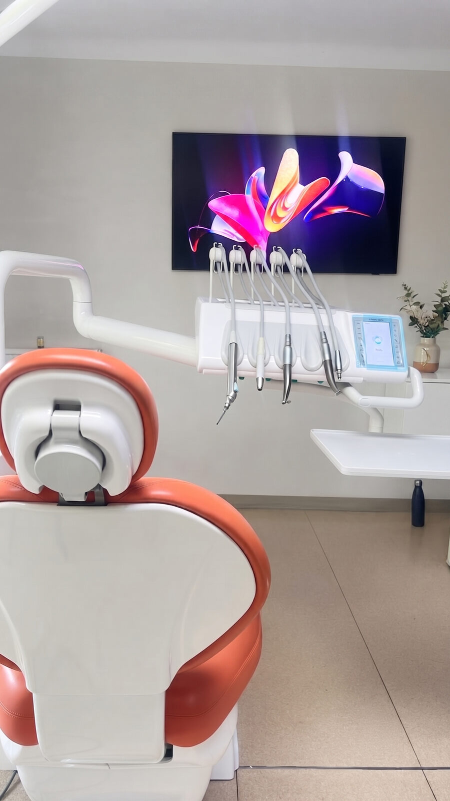 Salle de soins moderne avec écran patient du cabinet dentaire du Dr Kobeissi